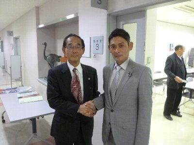 原田よしあき先生とガッチリ握手